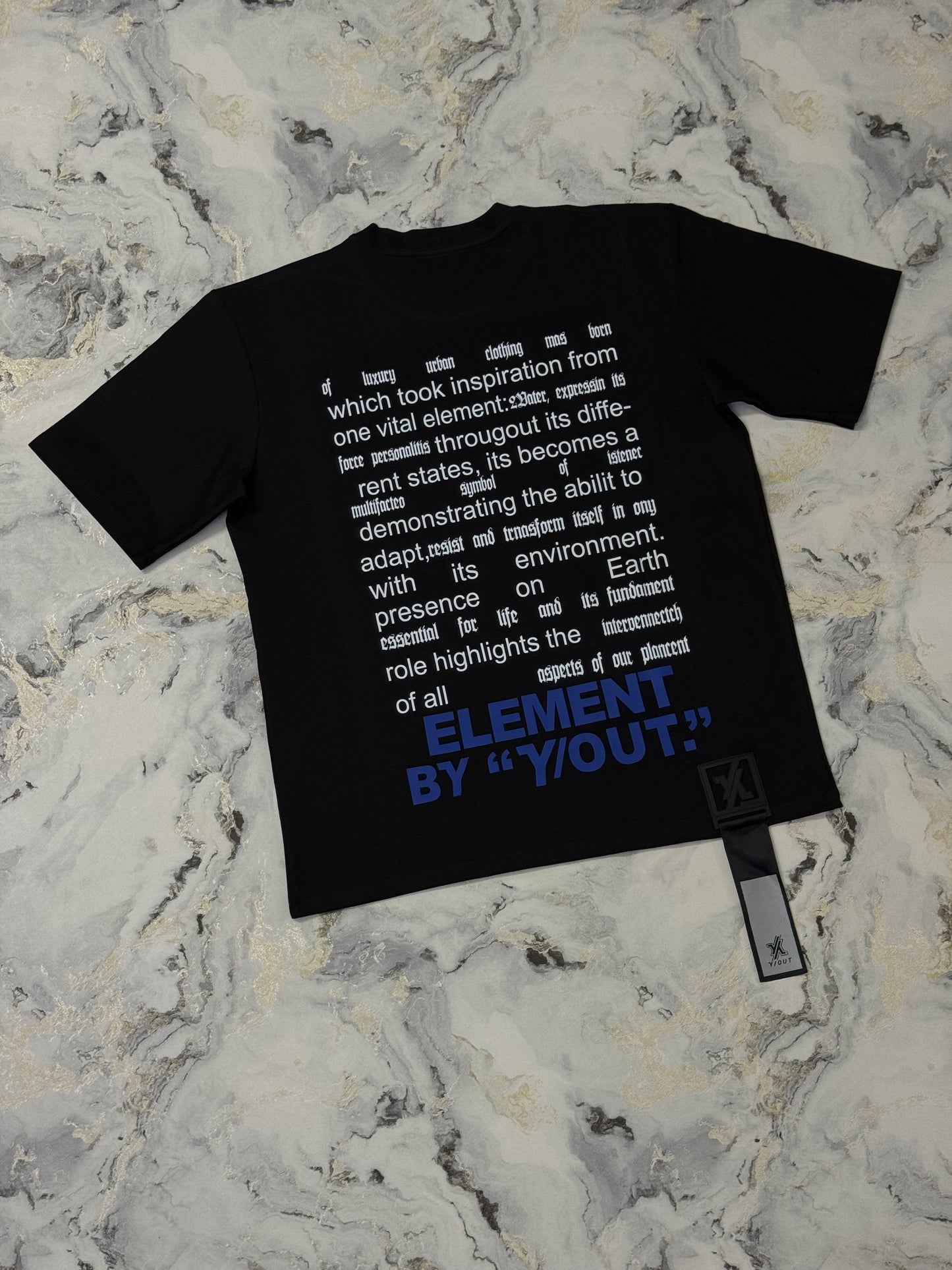 CAMISETA Y/OUT NEGRA LETRAS AZULES