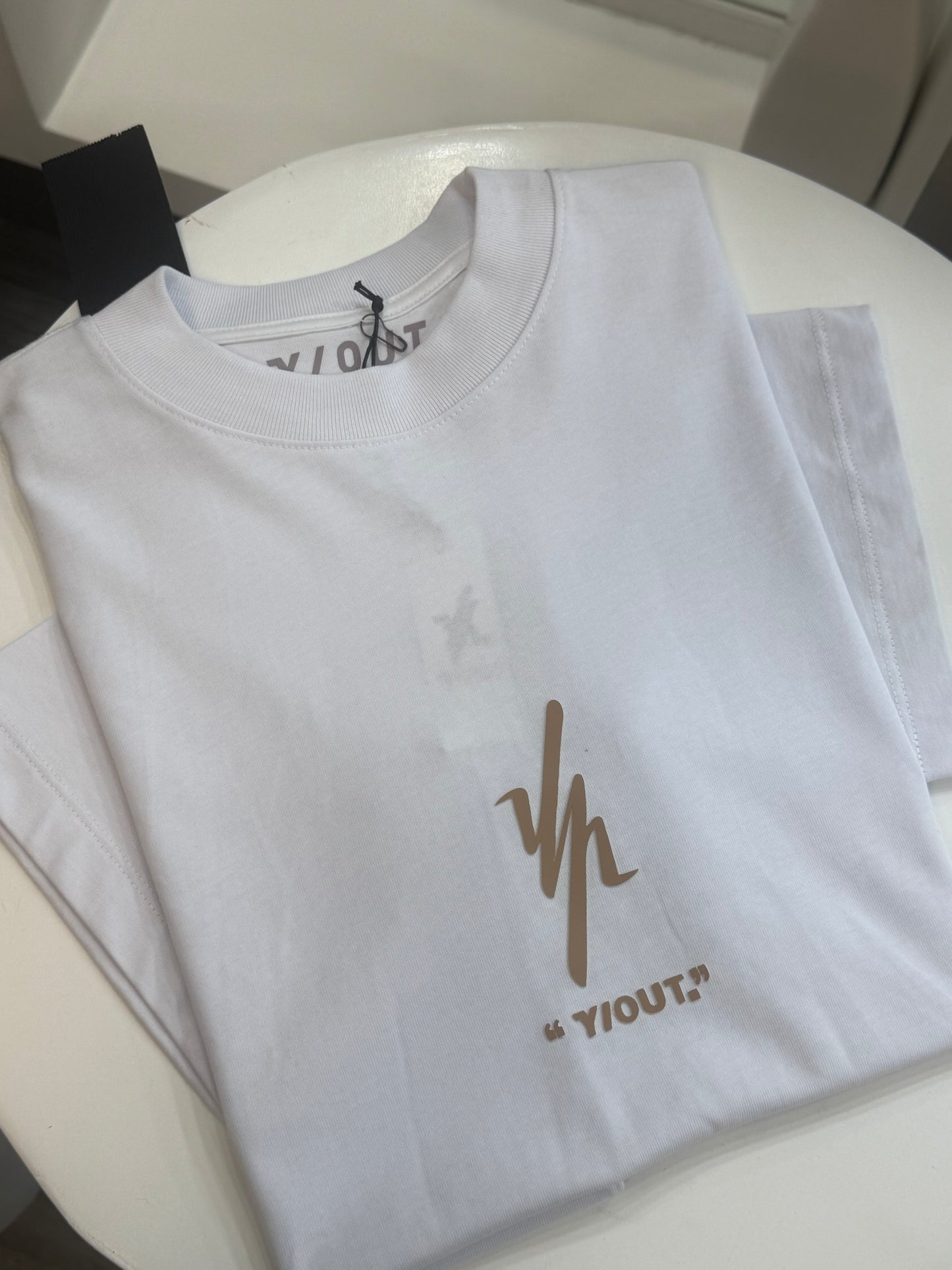 CAMISETA Y/OUT BLANCA LOGO BEIGE