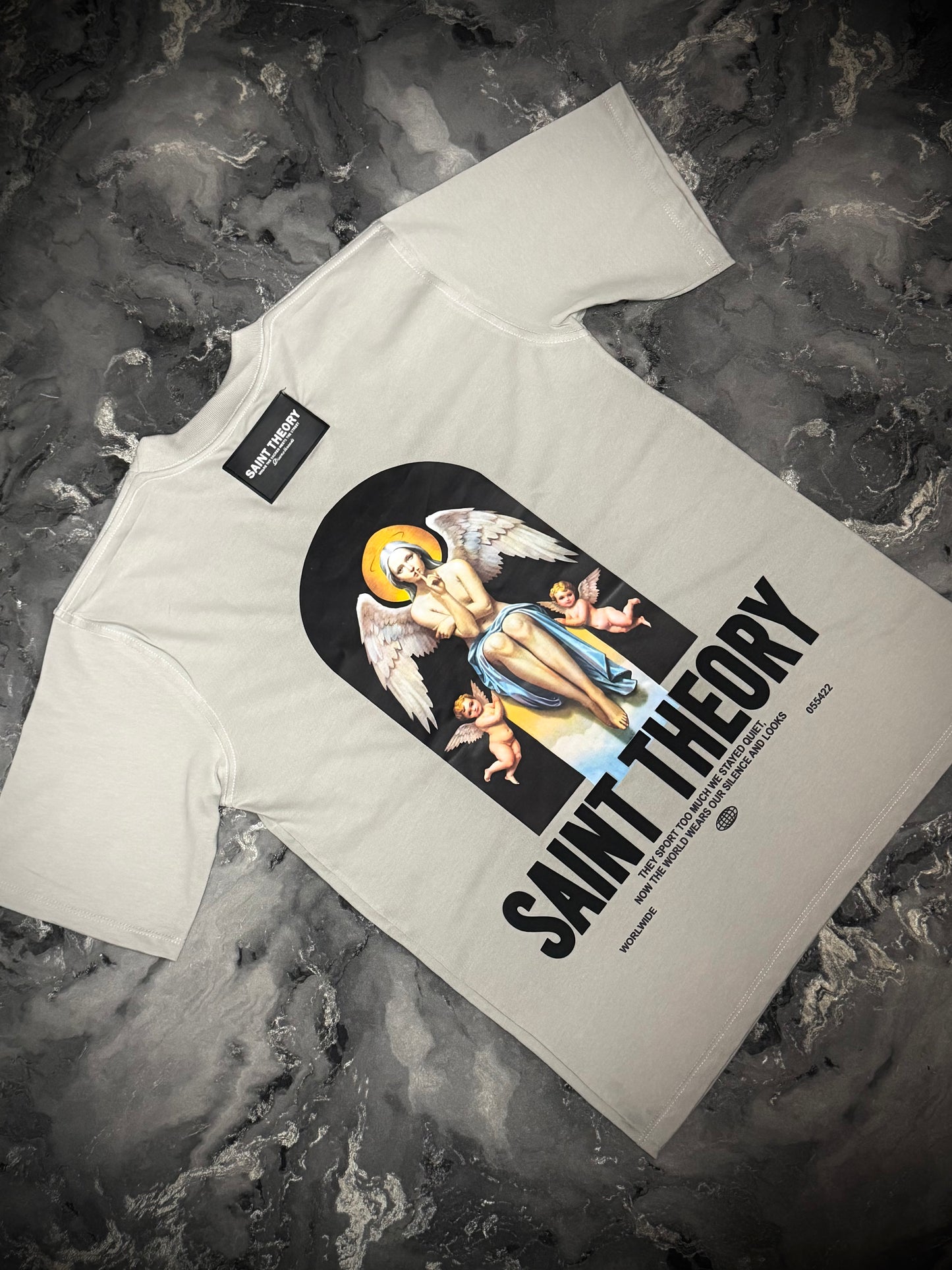 CAMISETA SAINT THEORY GRIS LETRAS NEGRAS