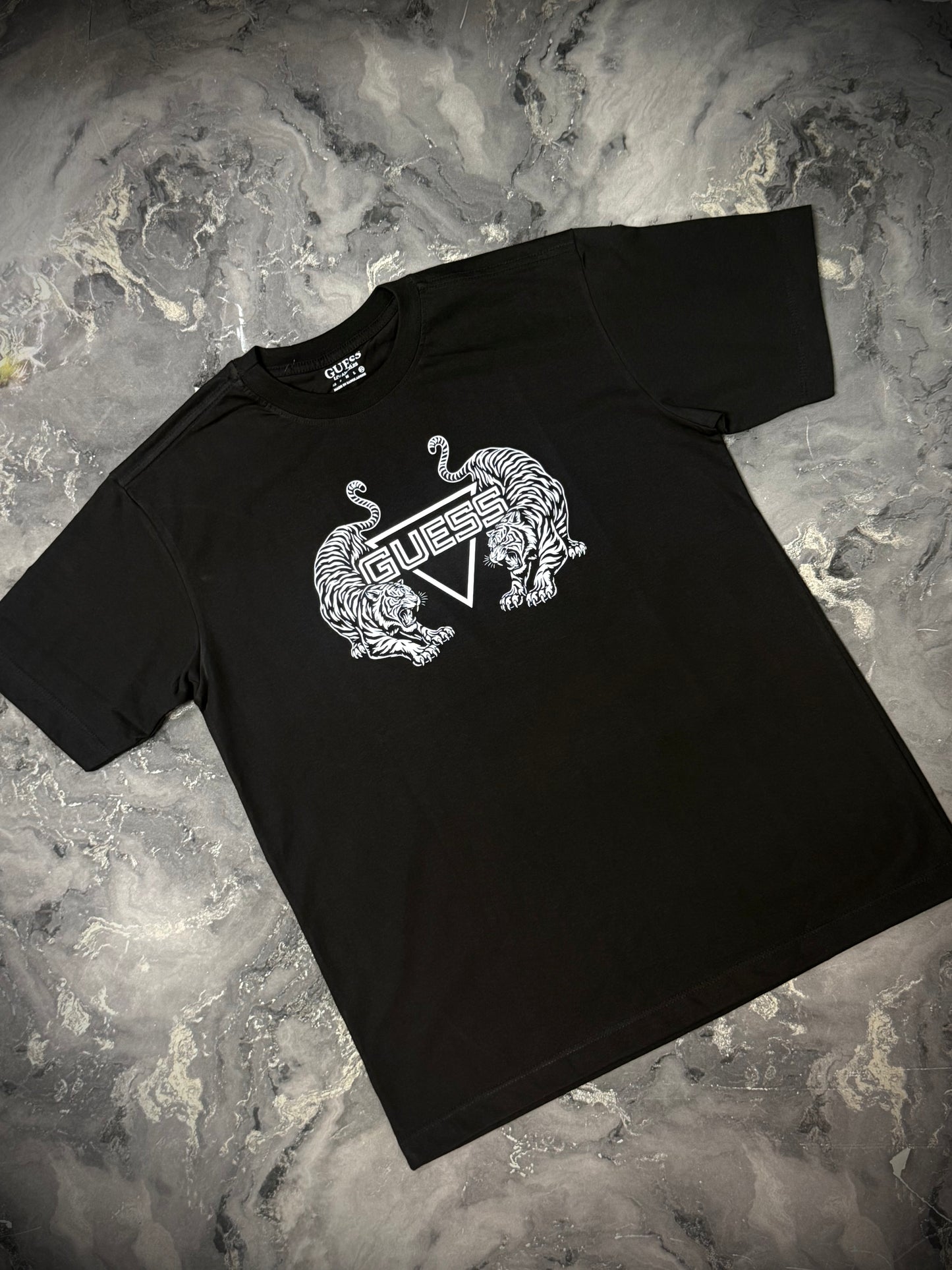 CAMISETA GUESS NEGRA TIGRE