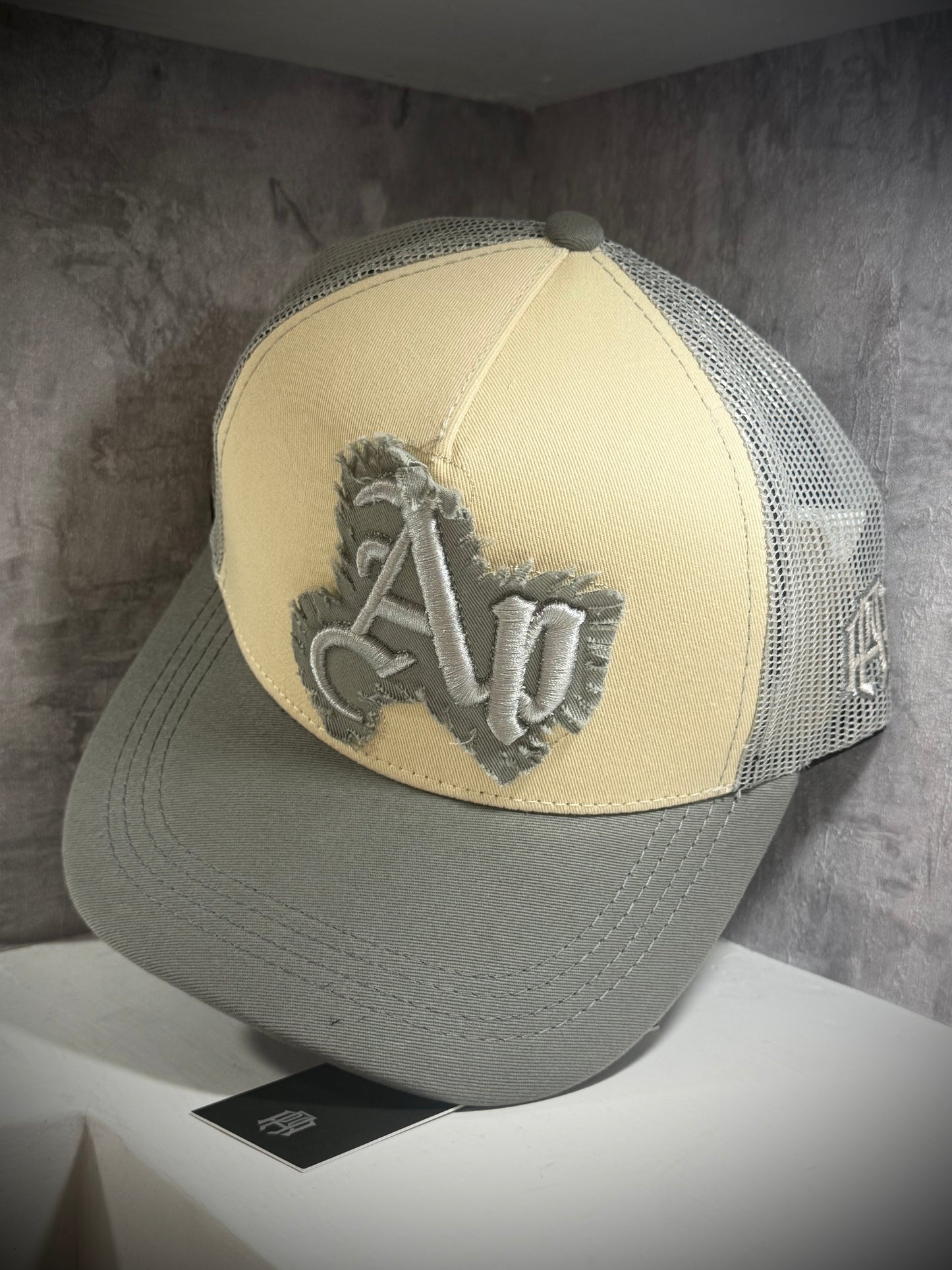GORRA AP CROWN BEIGE GRIS