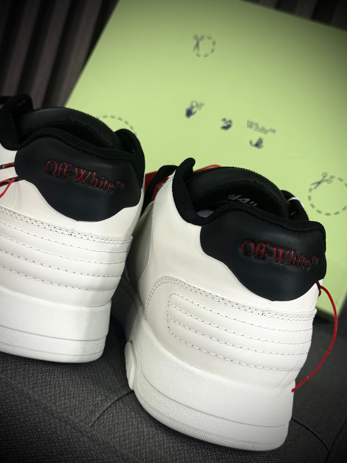ZAPATOS TURCOS OFF WHITE HILO ROJO