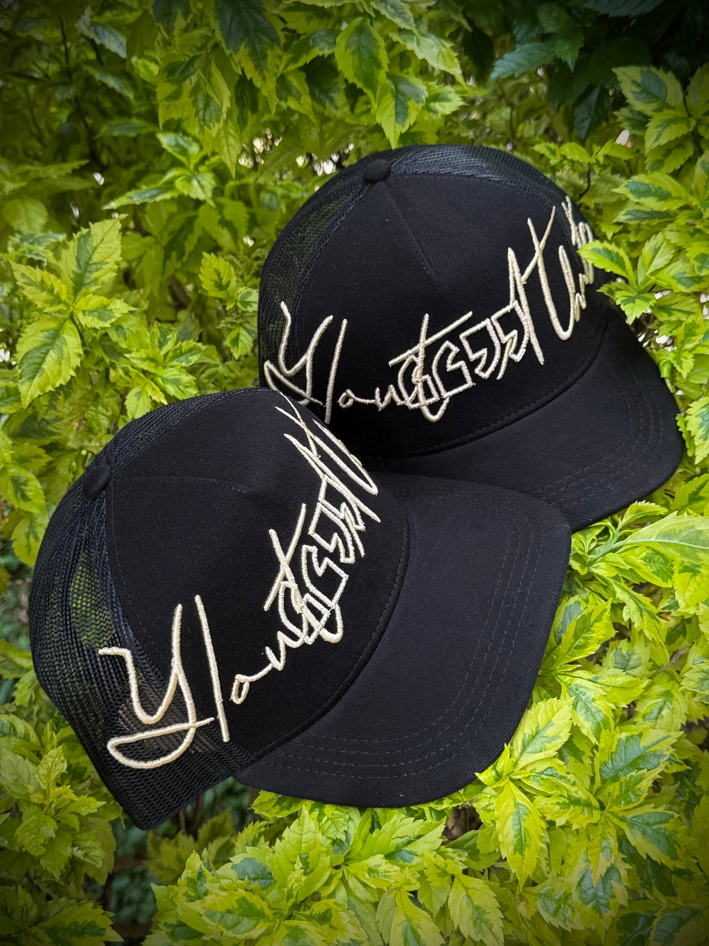 GORRA Y/OUT NEGRA BORDADO DORADO