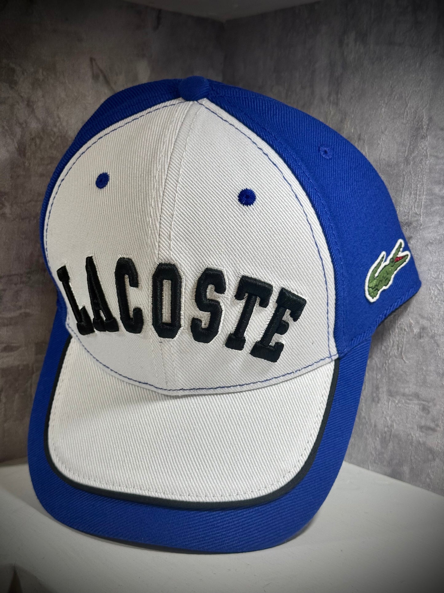 GORRA LACOSTE BLANCA AZUL