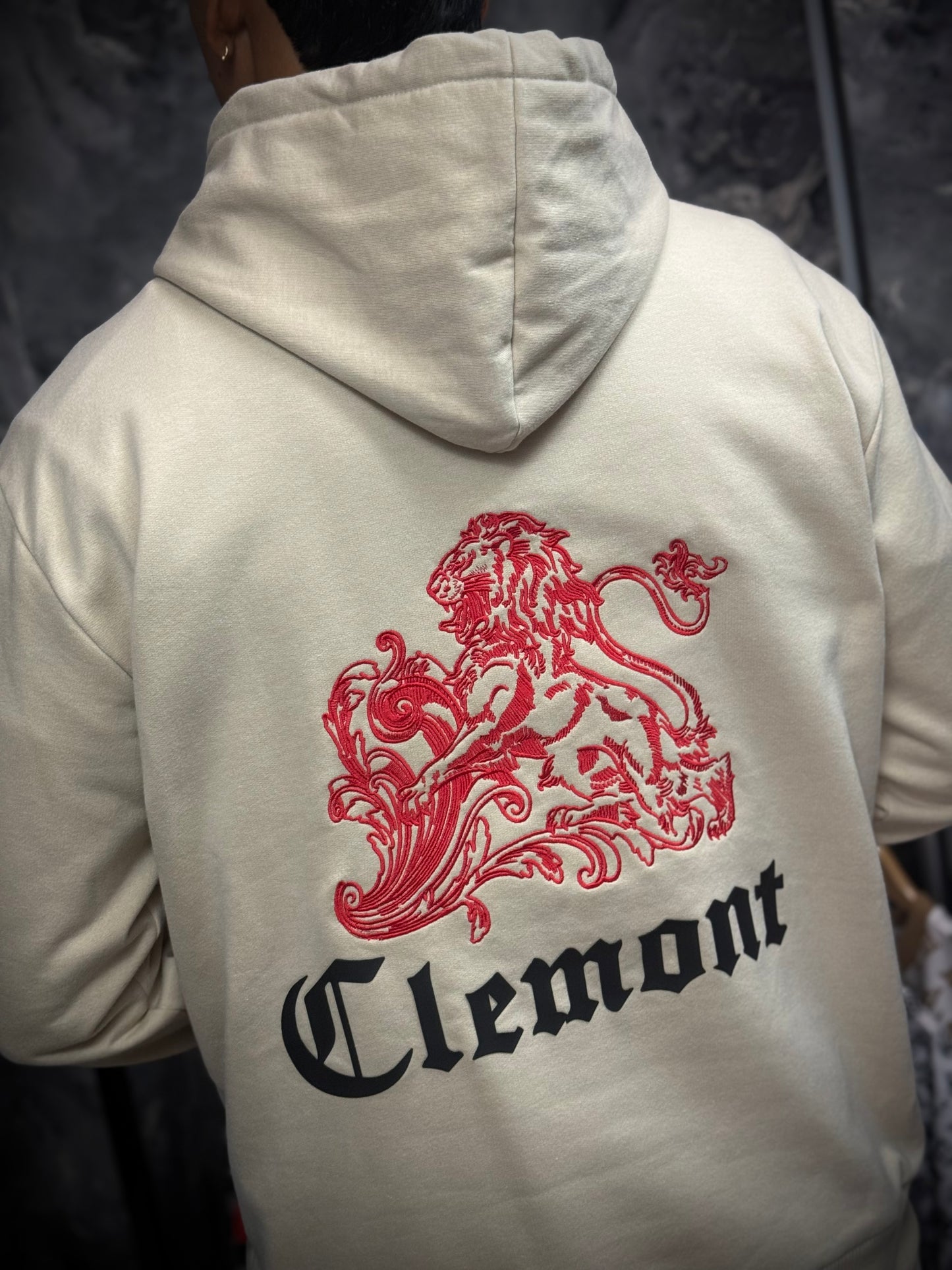 BUZO CLEMONT BEIGE LEON ROJO