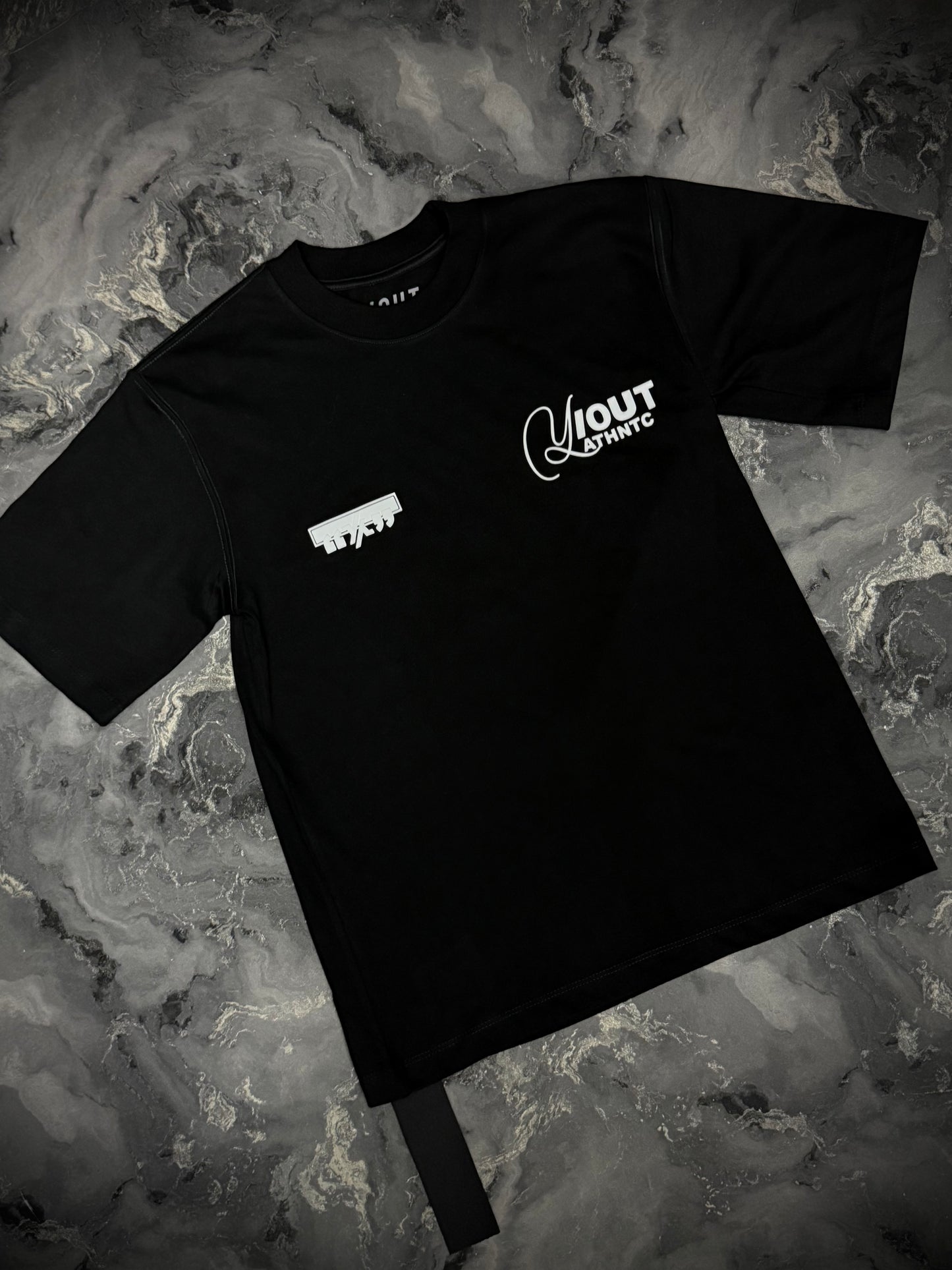 CAMISETA Y/OUT NEGRA LOGO LINEAL
