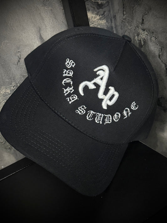 GORRA AP NEGRA BORDADO BLANCO