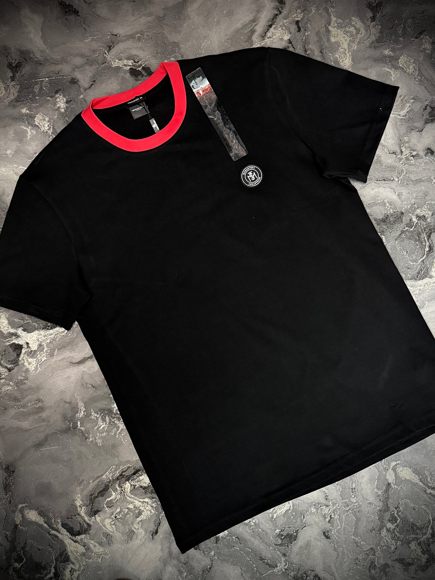CAMISETA MONASTERY NEGRA CUELLO ROJO