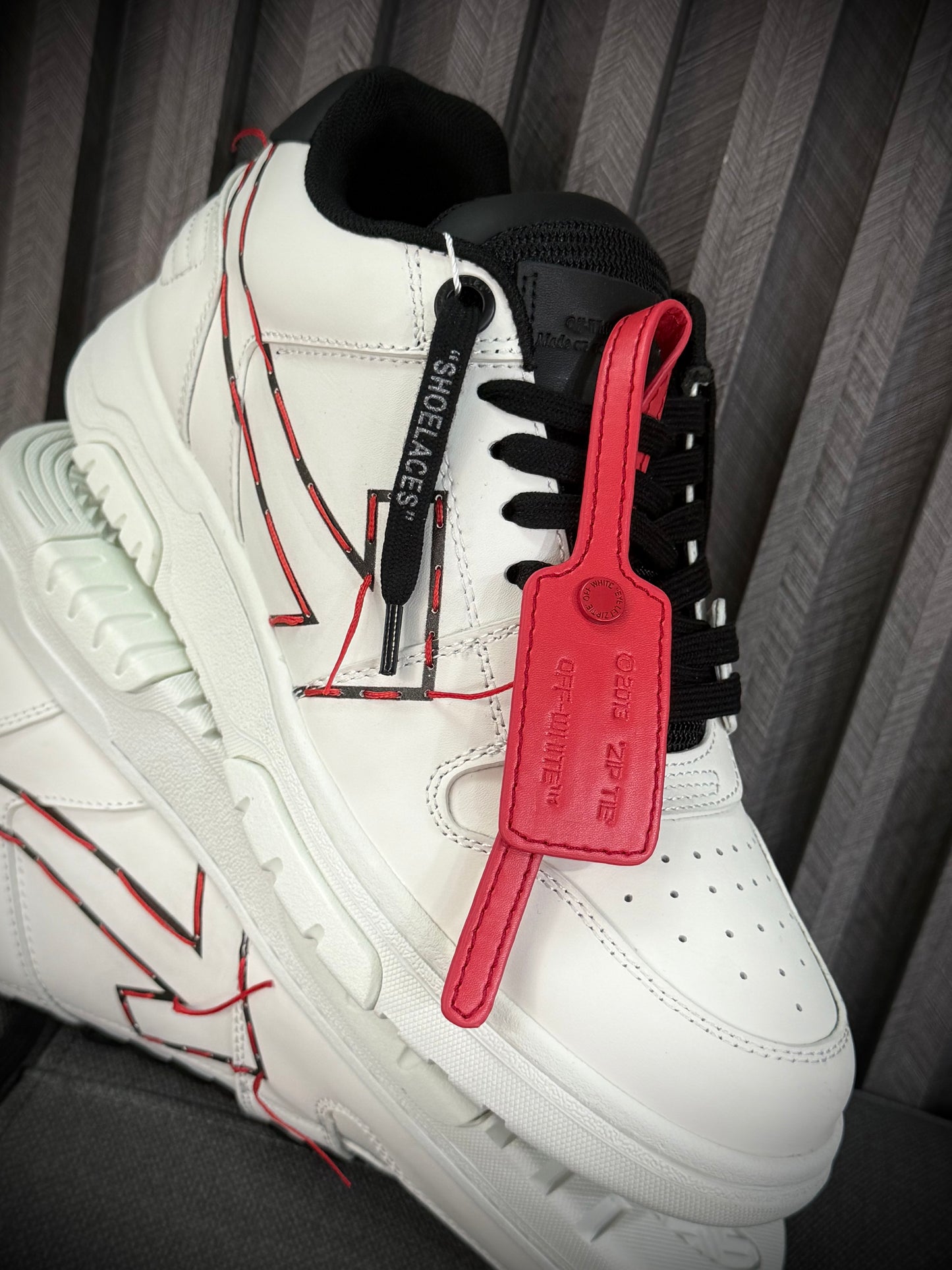 ZAPATOS TURCOS OFF WHITE HILO ROJO