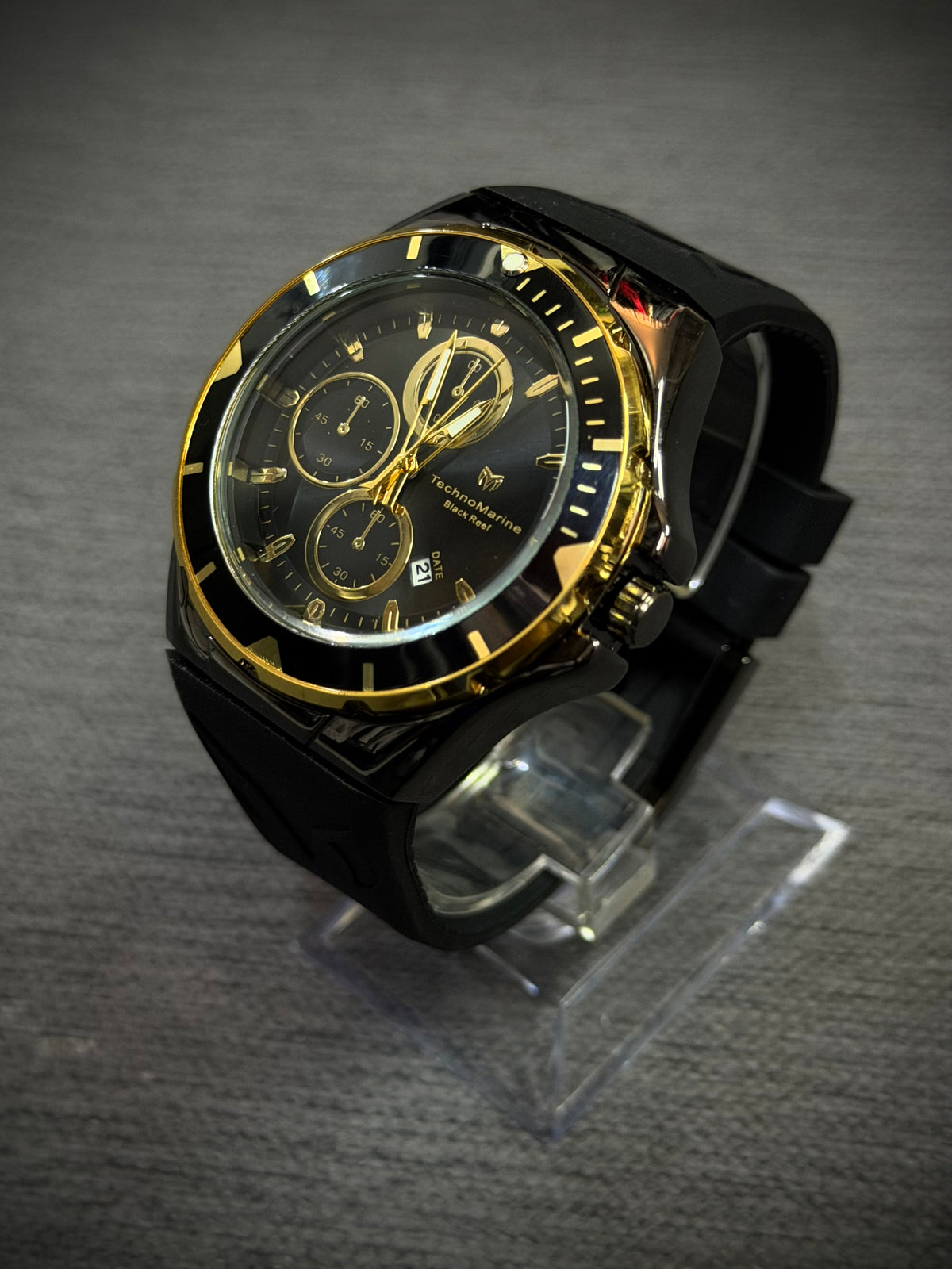 RELOJ TECHNOMARINE NEGRO DORADO