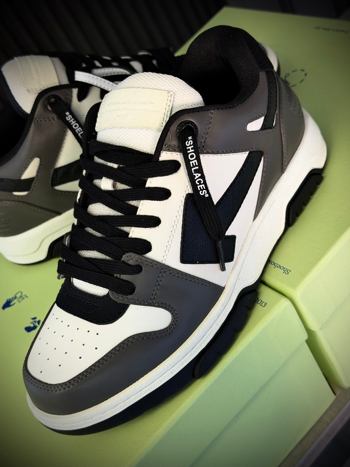 ZAPATOS TURCOS OFF WHITE GRISES
