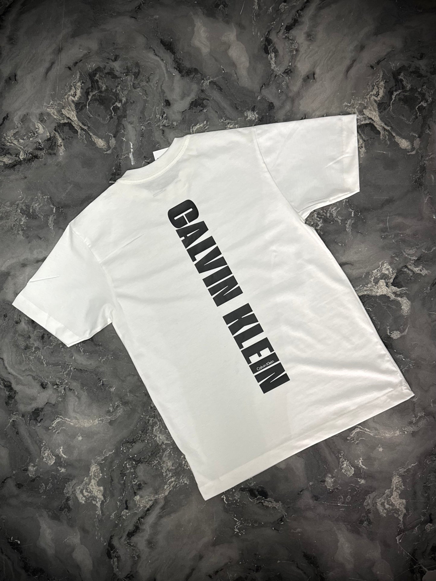 CAMISETA CALVIN KLEIN LETRA ATRÁS