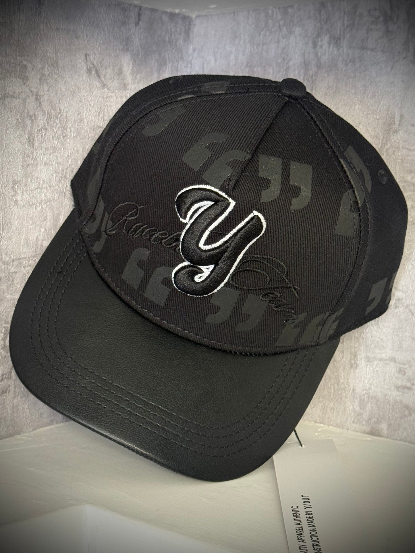 GORRA Y/OUT COMILLAS