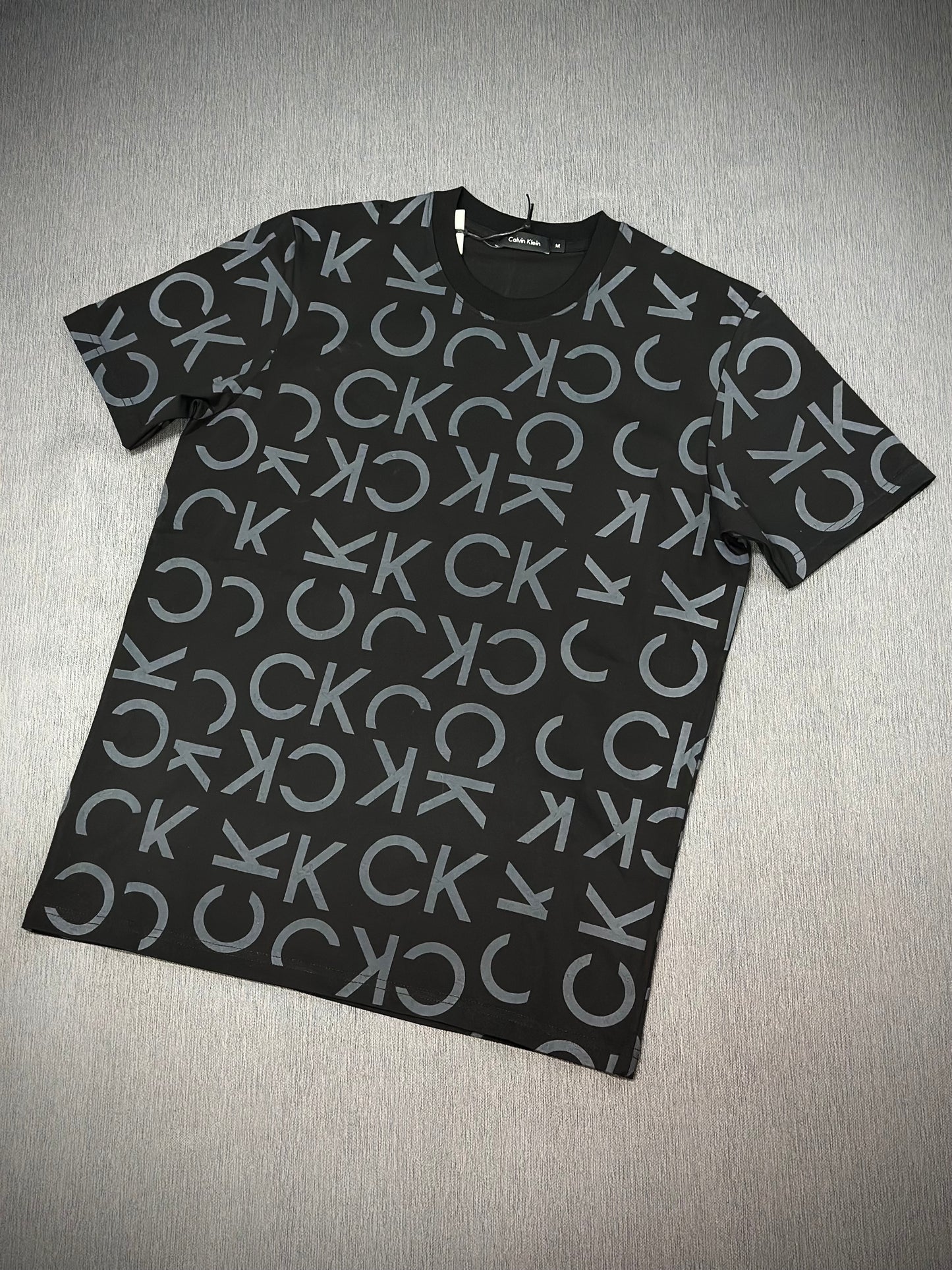 CAMISETA CK NEGRO LOGO GRIS