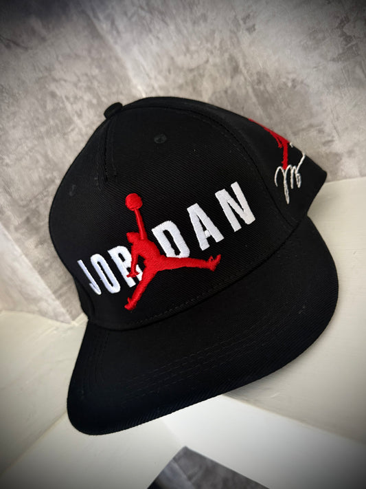 GORRA JORDAN NEGRO LOGO ROJO