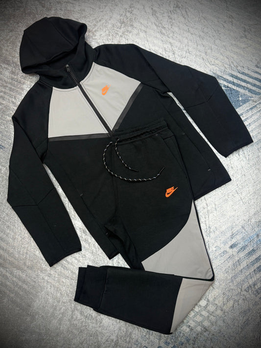 CONJUNTO NIKE TECH NEGRO NARANJA