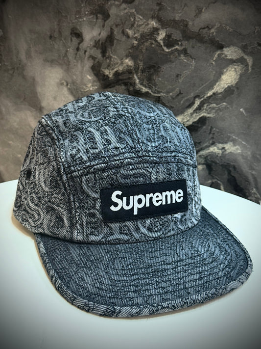 GORRA SUPREME GRIS NEGRA