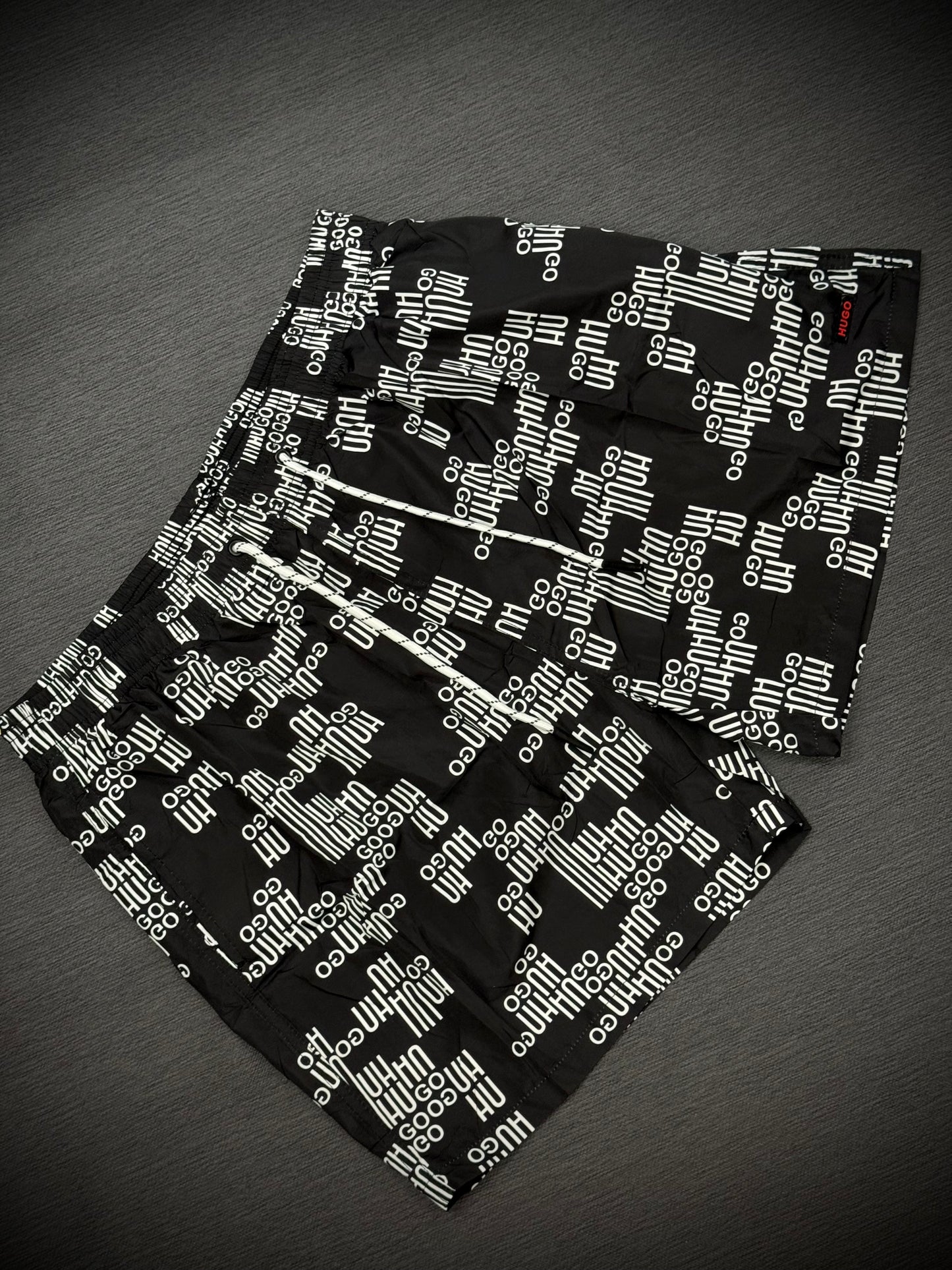 PANTALÓNETA PLAYERA NEGRA MONOGRAMA BLANCO