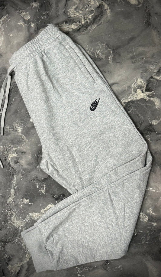 SUDADERA NIKE GRIS LOGO BORDADO NEGRO