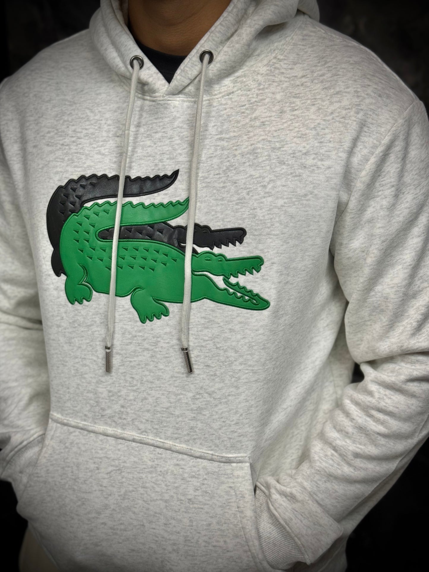 BUZO LACOSTE GRIS LOGO VERDE