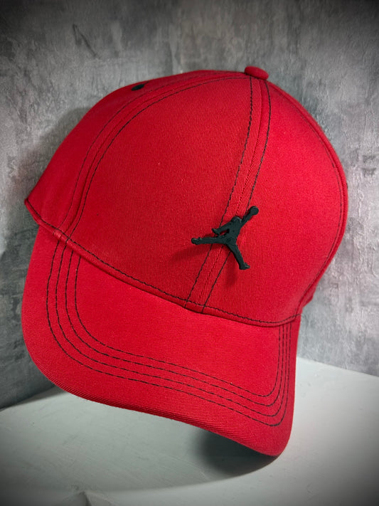 GORRA JORDAN ROJA LOGO NEGRO