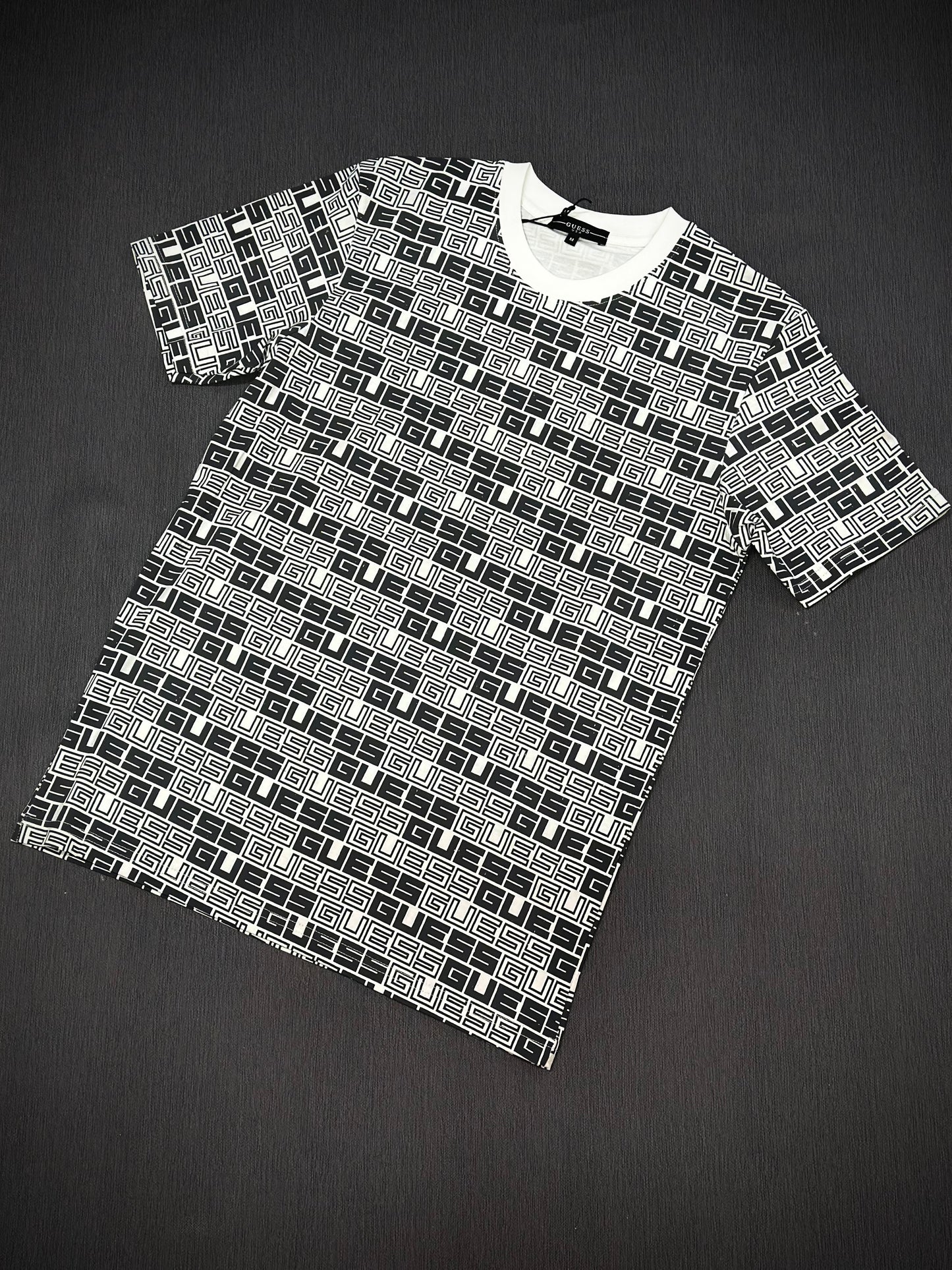 CAMISETA GUESS BLANCO LOGO NEGRO