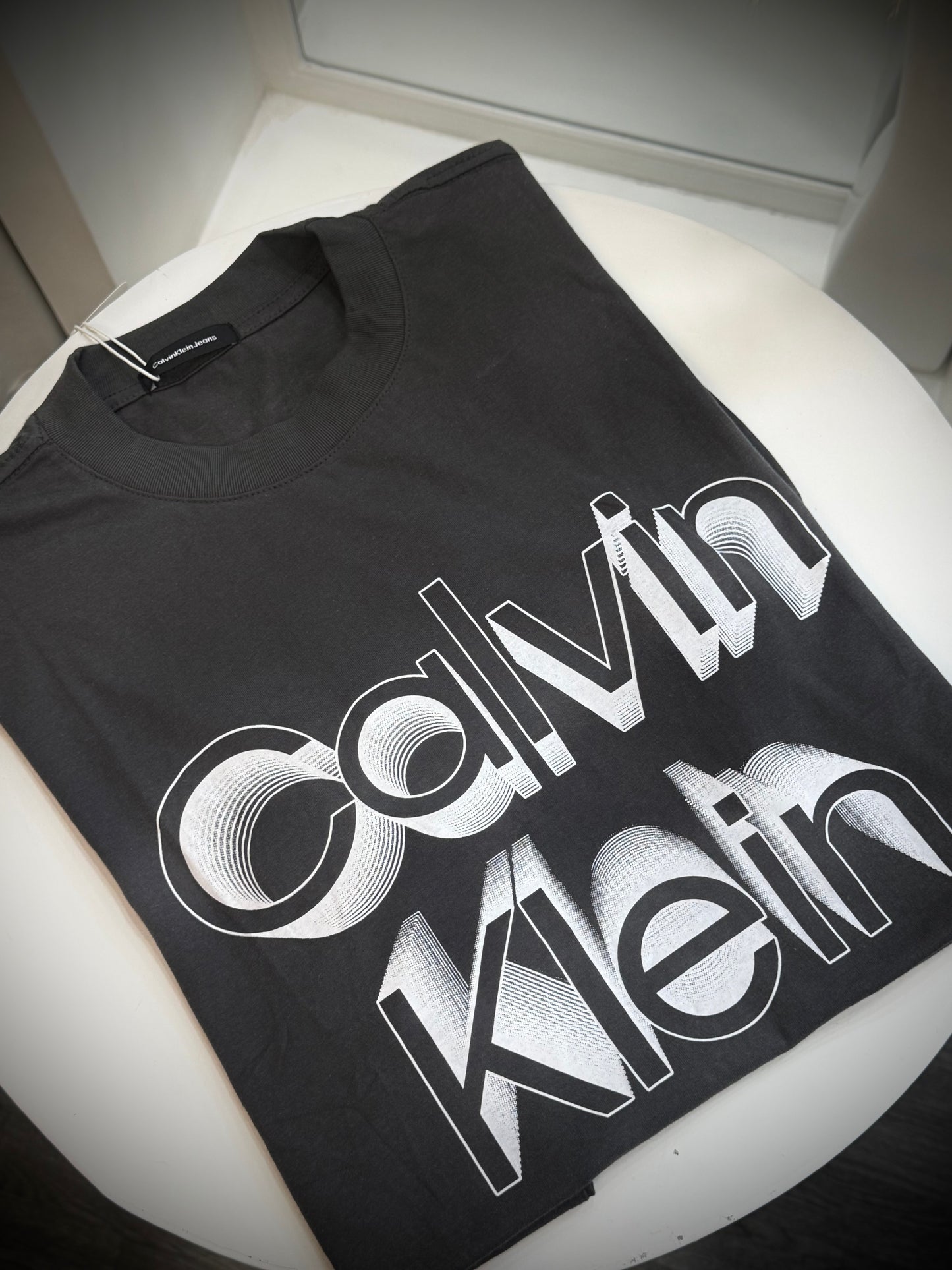 CAMISETA CALVIN KLEIN GRIS LOGO LINEAL