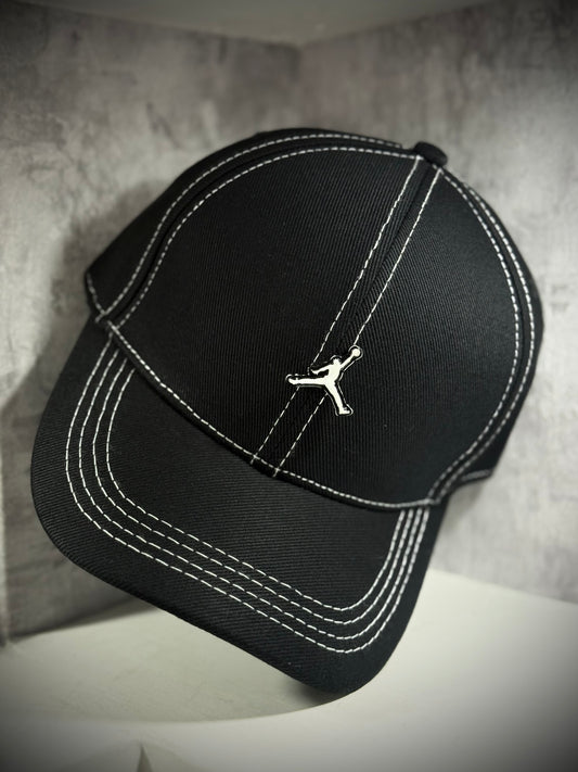 GORRA JORDAN NEGRA LOGO PLATA