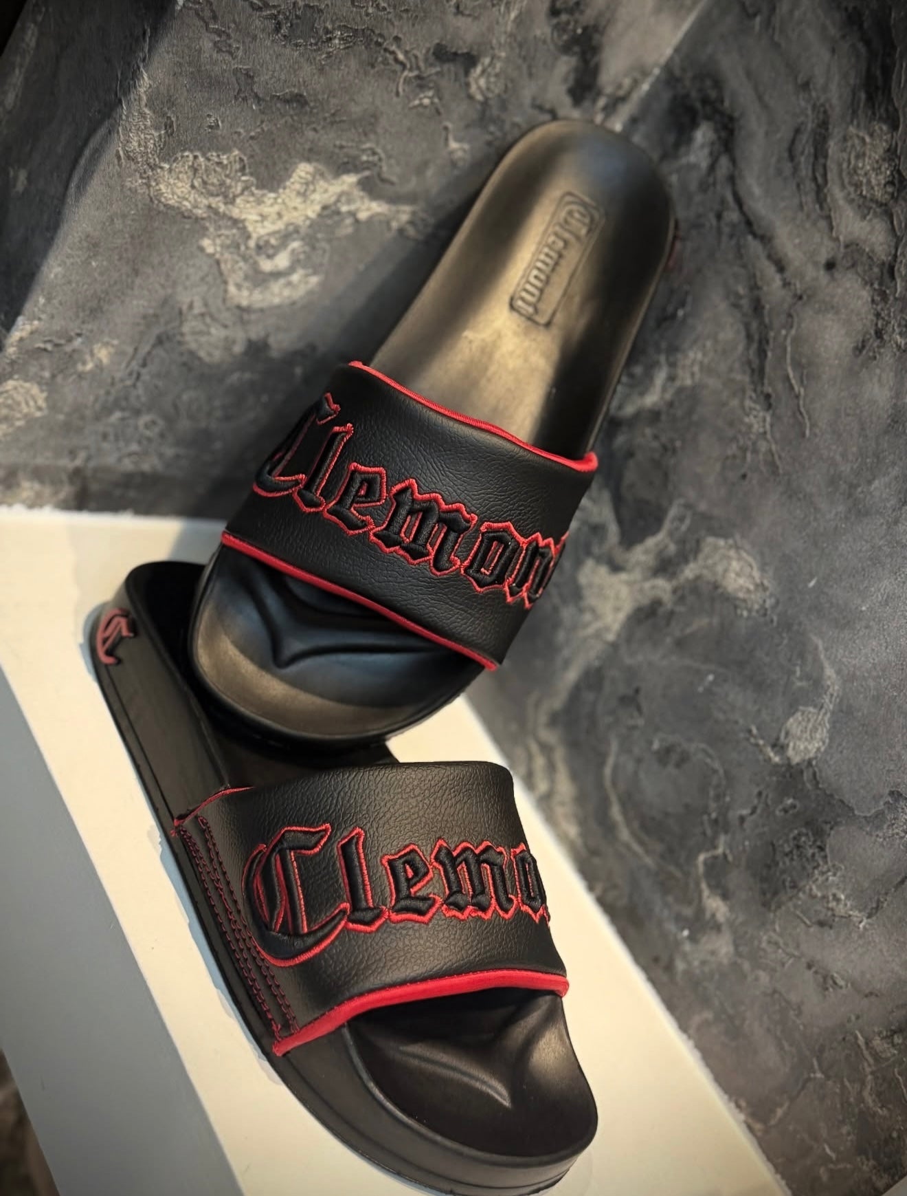 CHANCLAS CLEMONT LETRA ROJA