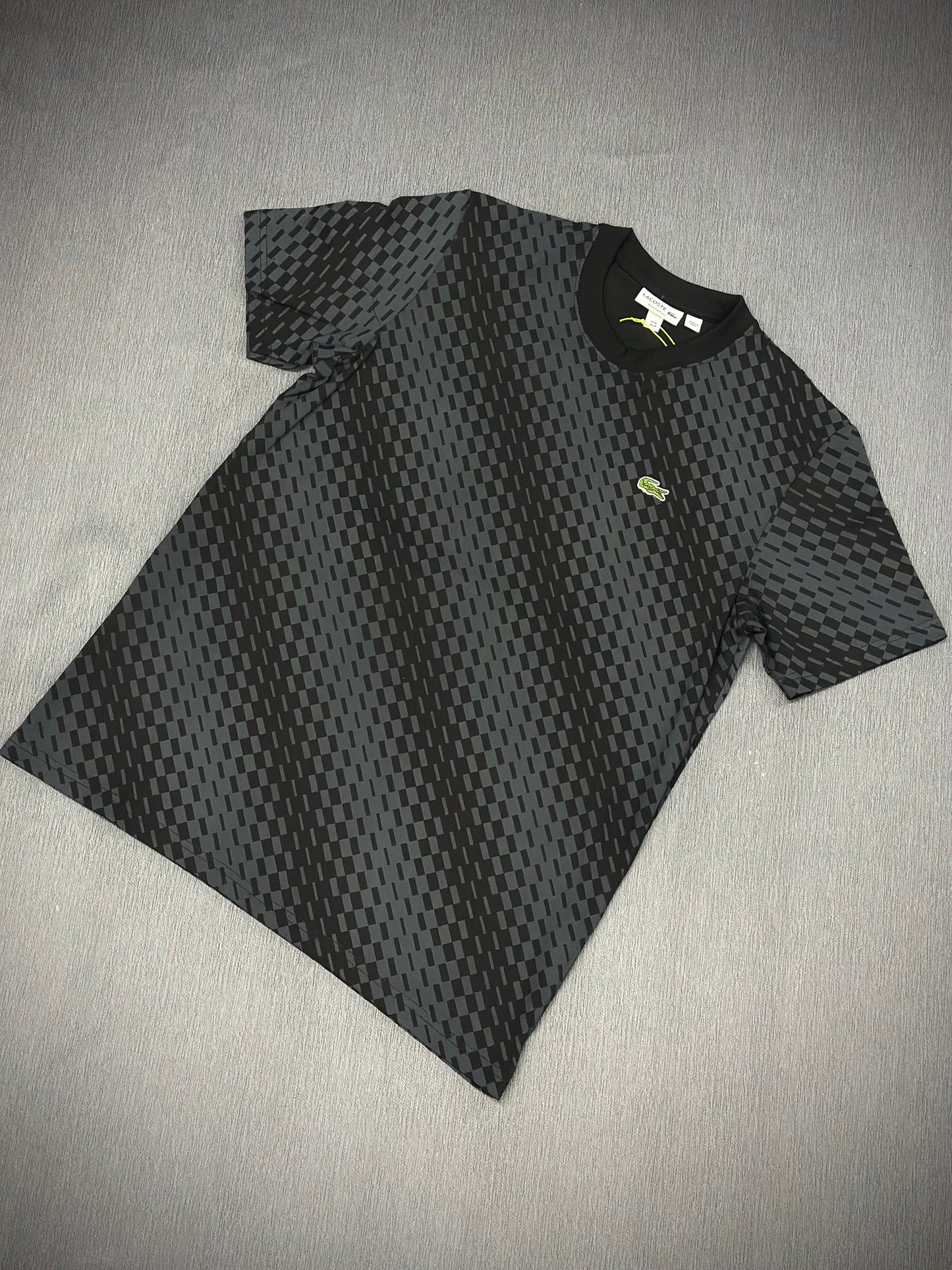CAMISETA LACOSTE NEGRO LOGO GRIS