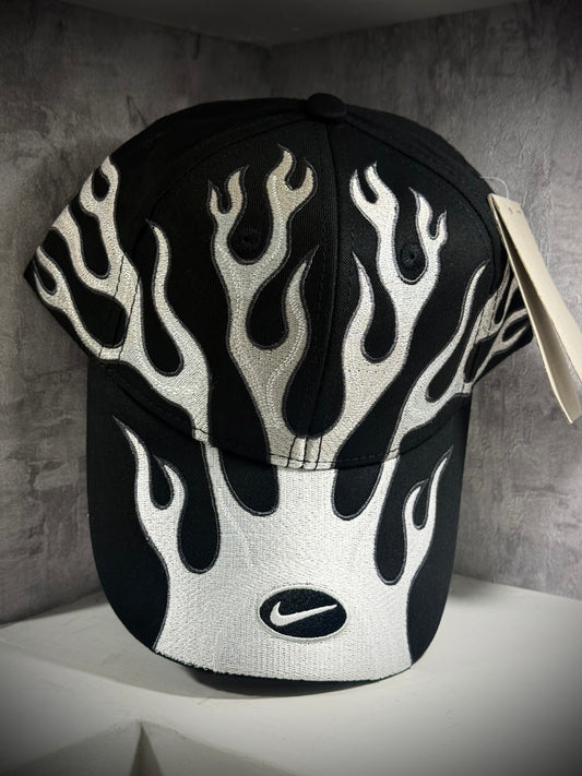 GORRA NIKE FLAME NEGRA BLANCO