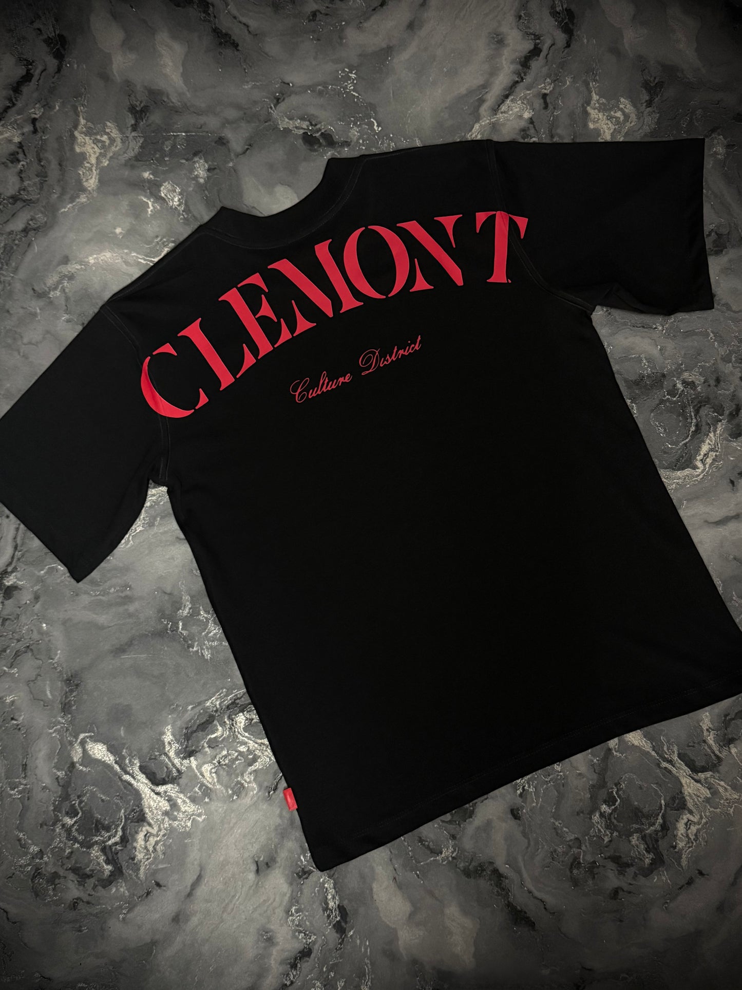 CAMISETA CLEMONT LETRAS ROJAS