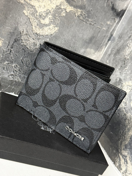 BILLETERA COACH NEGRA LETRAS
