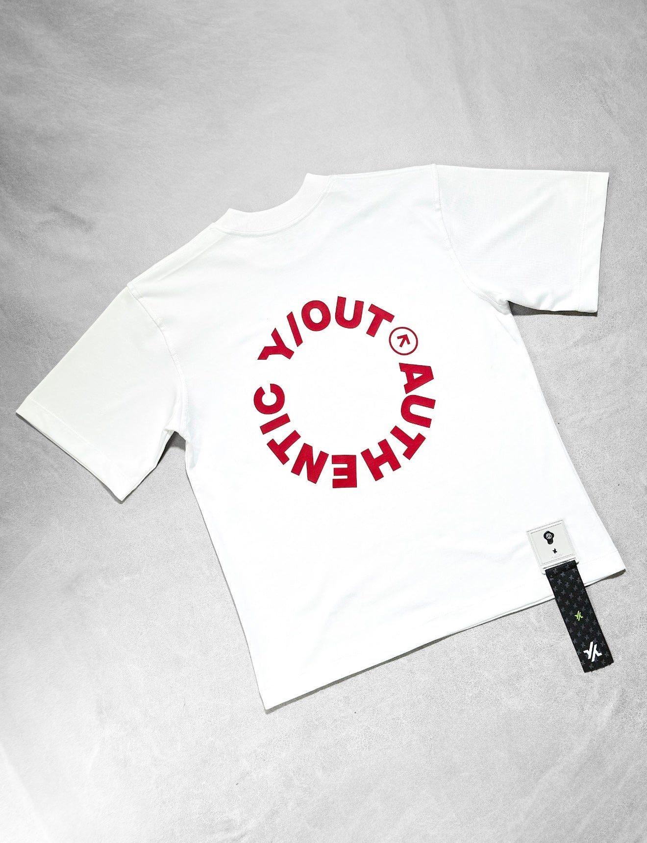 CAMISETA Y/OUT BLANCA LETRA CIRCULAR ROJA