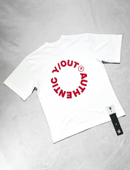 CAMISETA Y/OUT BLANCA LETRA CIRCULAR ROJA