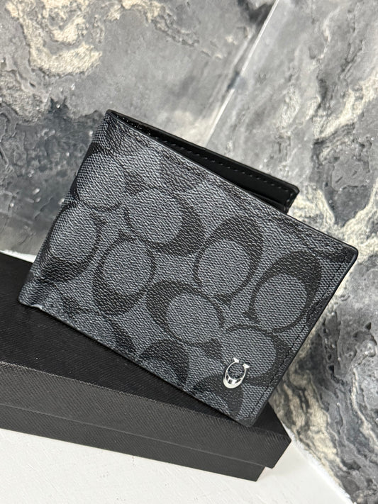 BILLETERA COACH NEGRA MONOGRAMA C