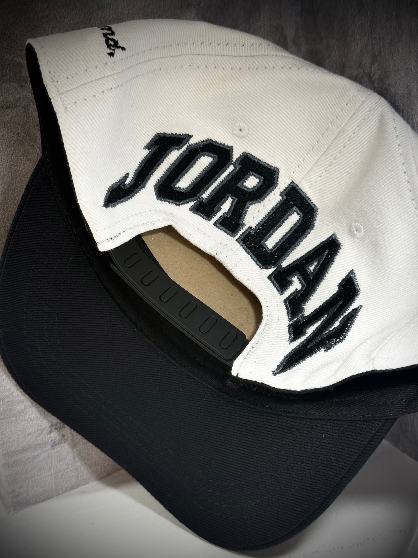 GORRA JORDAN BLANCA LOGO NEGRO
