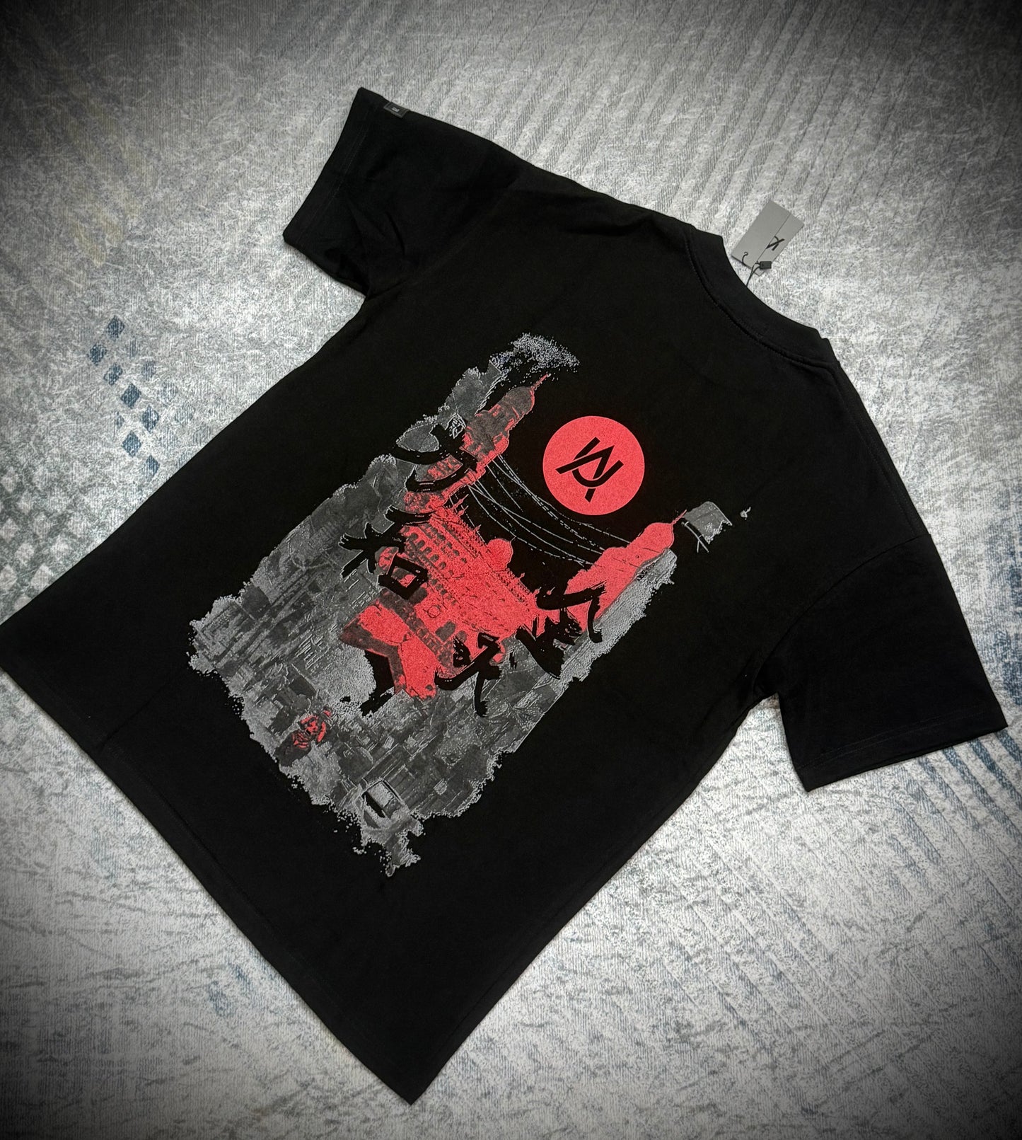 CAMISETA AURUM NEGRA ROJA