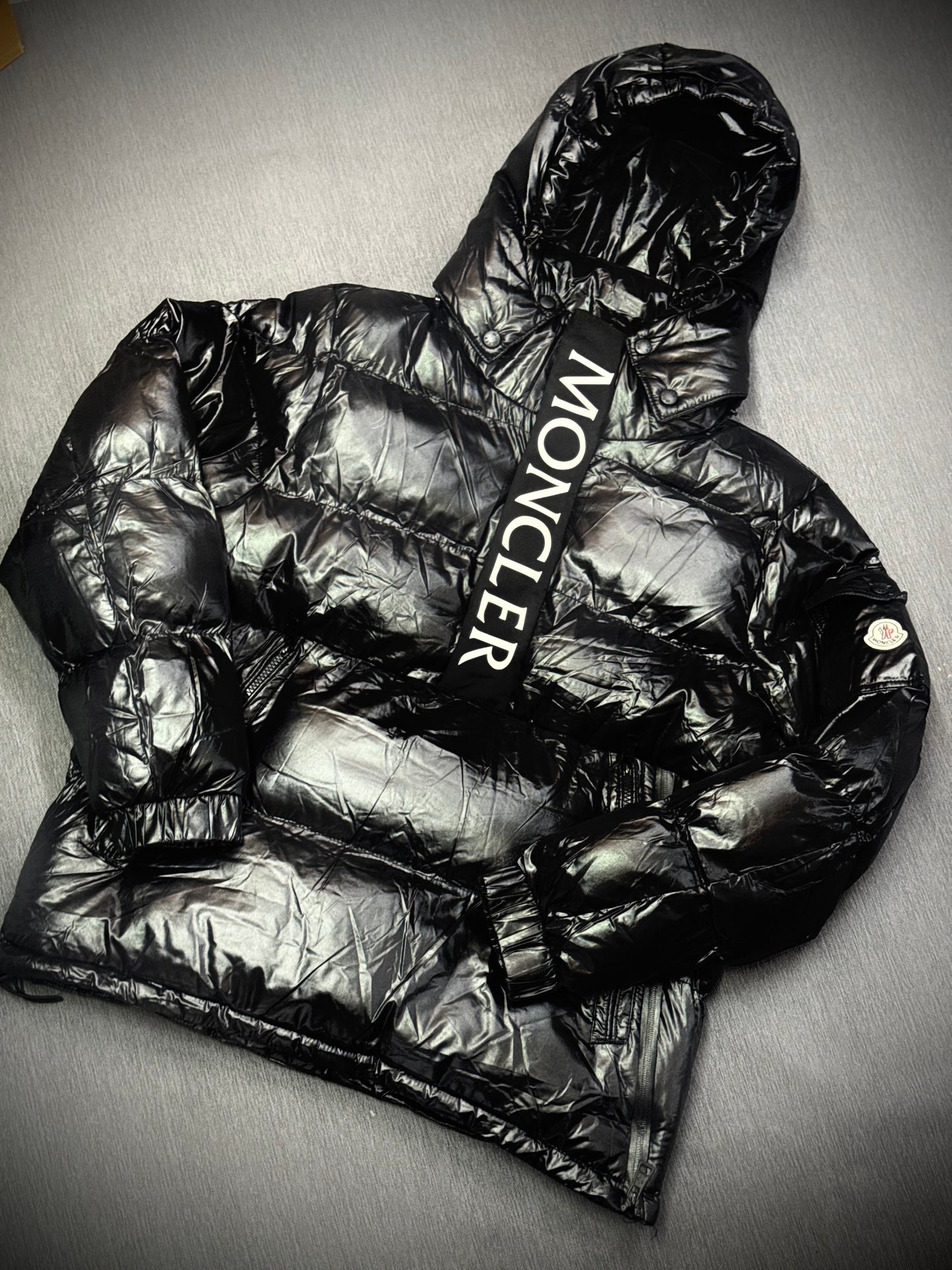 GLOBO MONCLER LOGO LETRA HORIZONTAL