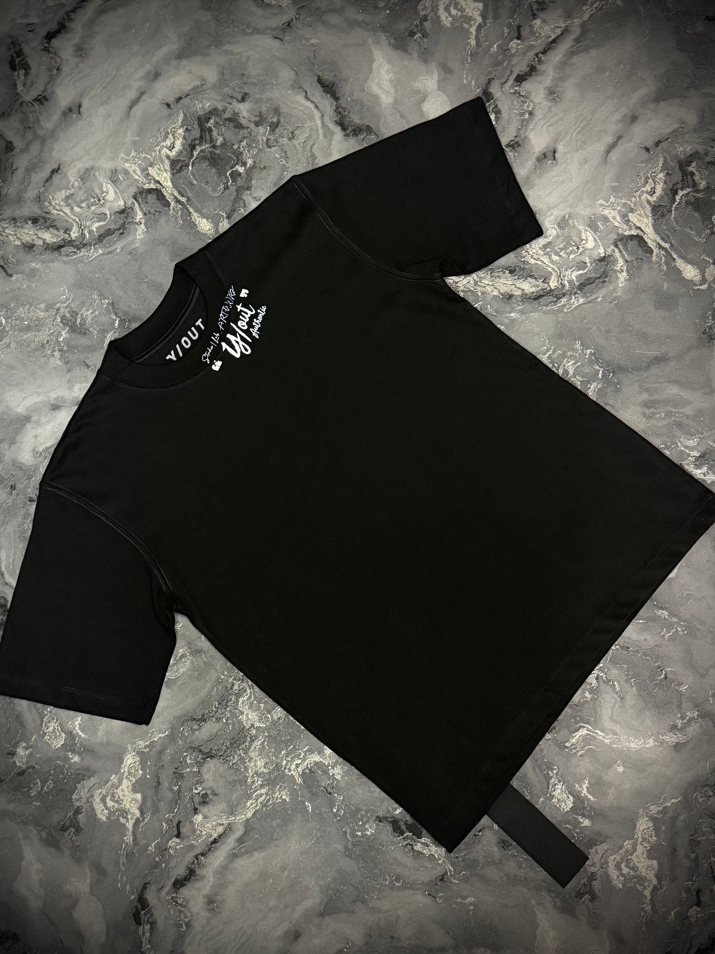 CAMISETA Y/OUT NEGRA CUELLO MARCADO