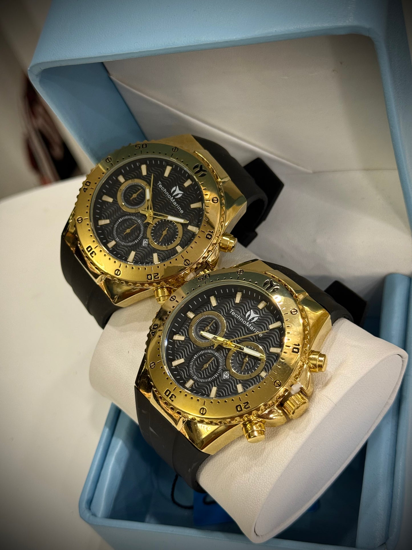 RELOJ TECHNOMARINE NEGRO DORADO HONDAS
