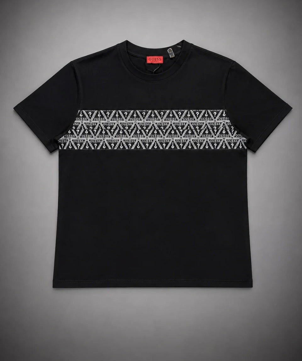 CAMISETA GUESS NEGRA TRIÁNGULOS PEQUEÑOS