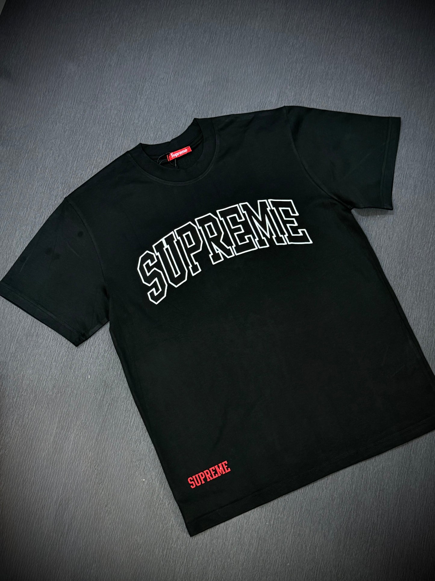 CAMISETA SUPREME NEGRA LOGO BLANCO