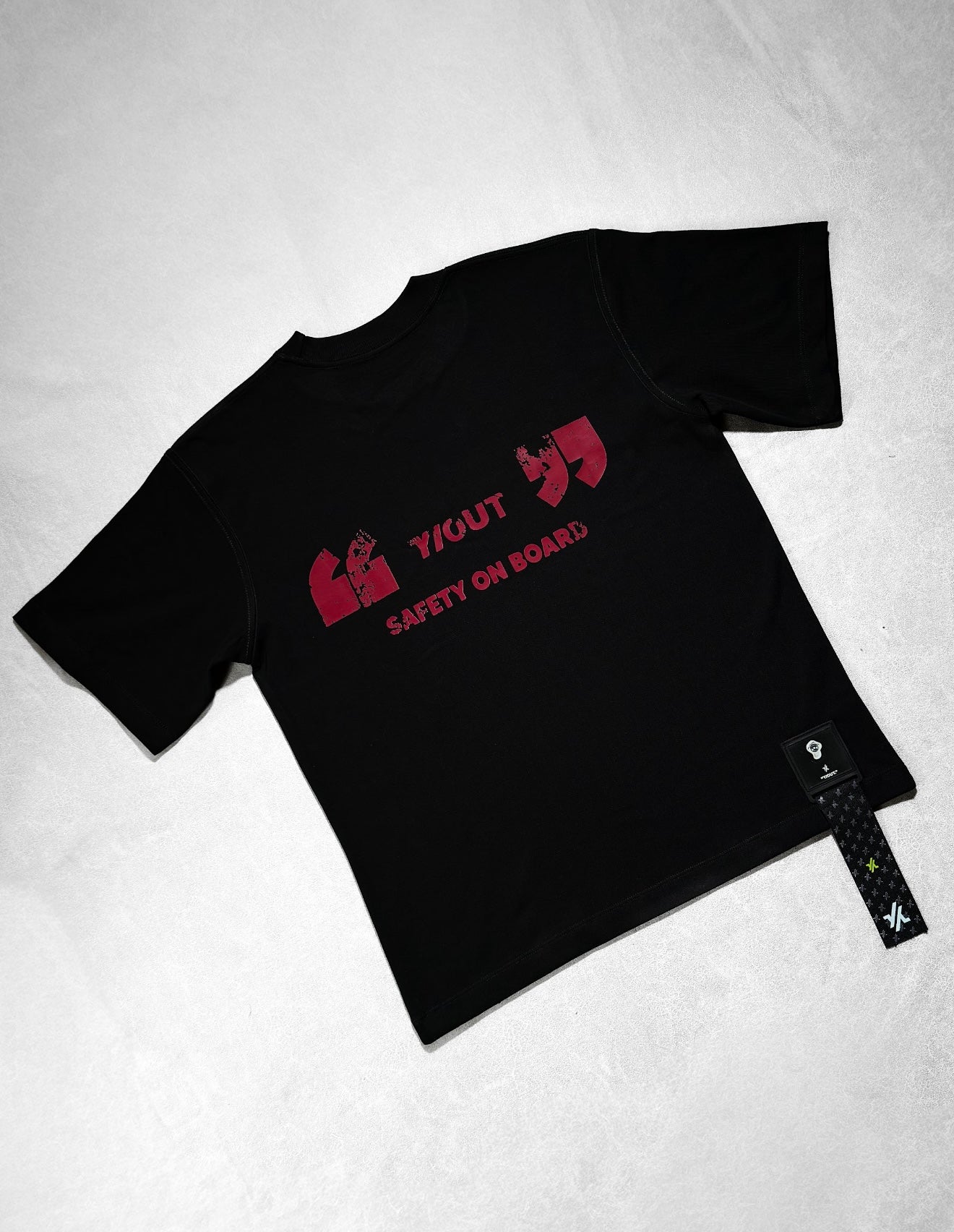 CAMISETA Y/OUT COMILLAS ROJA