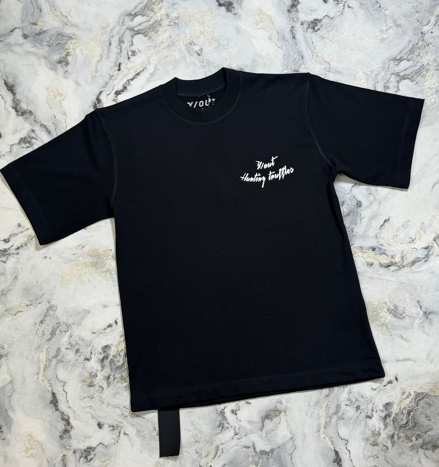 CAMISETA Y/OUT NEGRA LOGO BLANCO