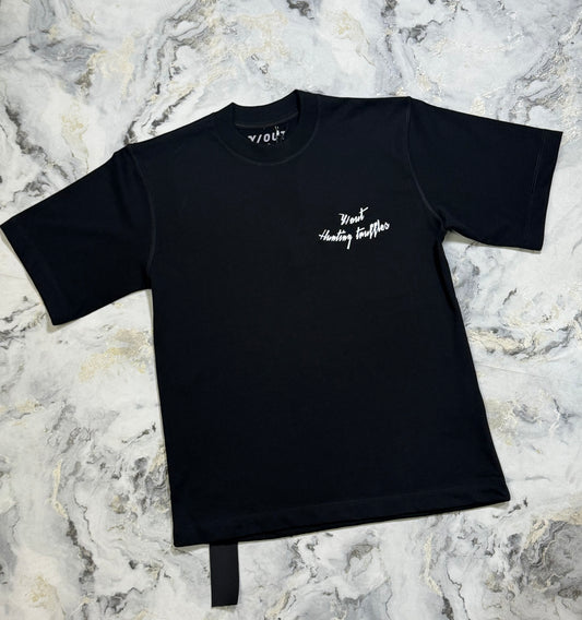 CAMISETA Y/OUT NEGRA LOGO BLANCO