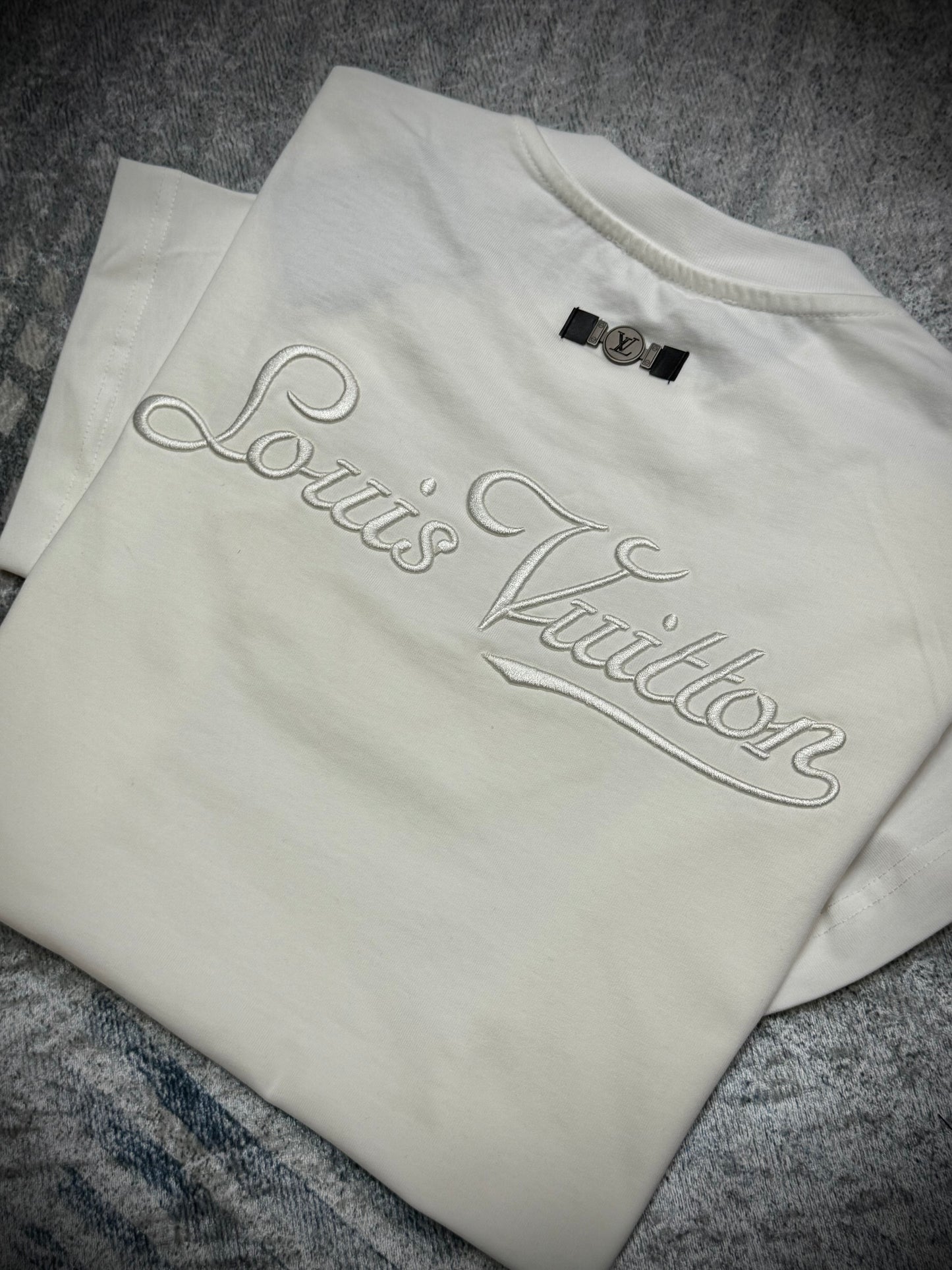 CAMISETA TURCA LV BLANCA BORDADA