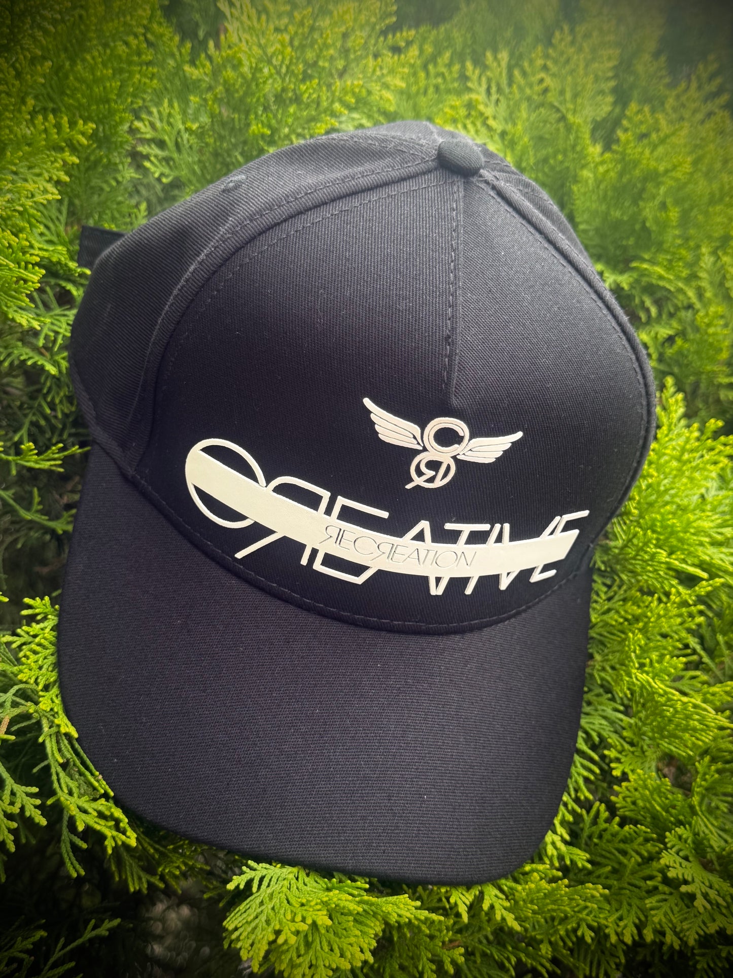 GORRA CREATIVE NEGRA LÍNEA BLANCA