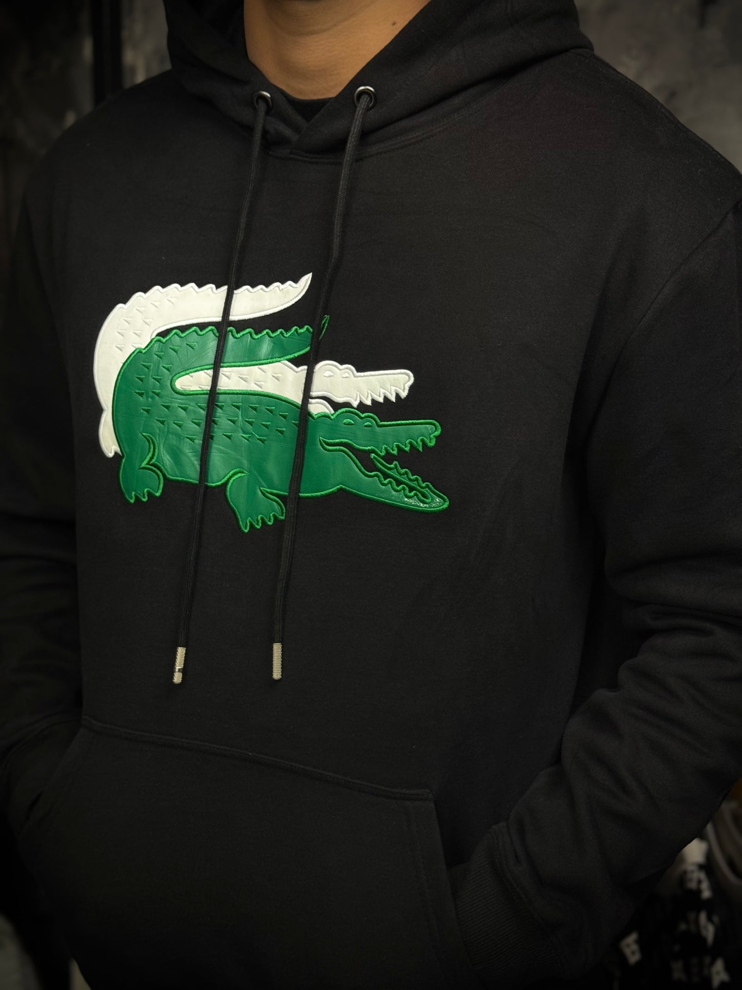 BUZO NEGRO LACOSTE LOGO VERDE BLANCO
