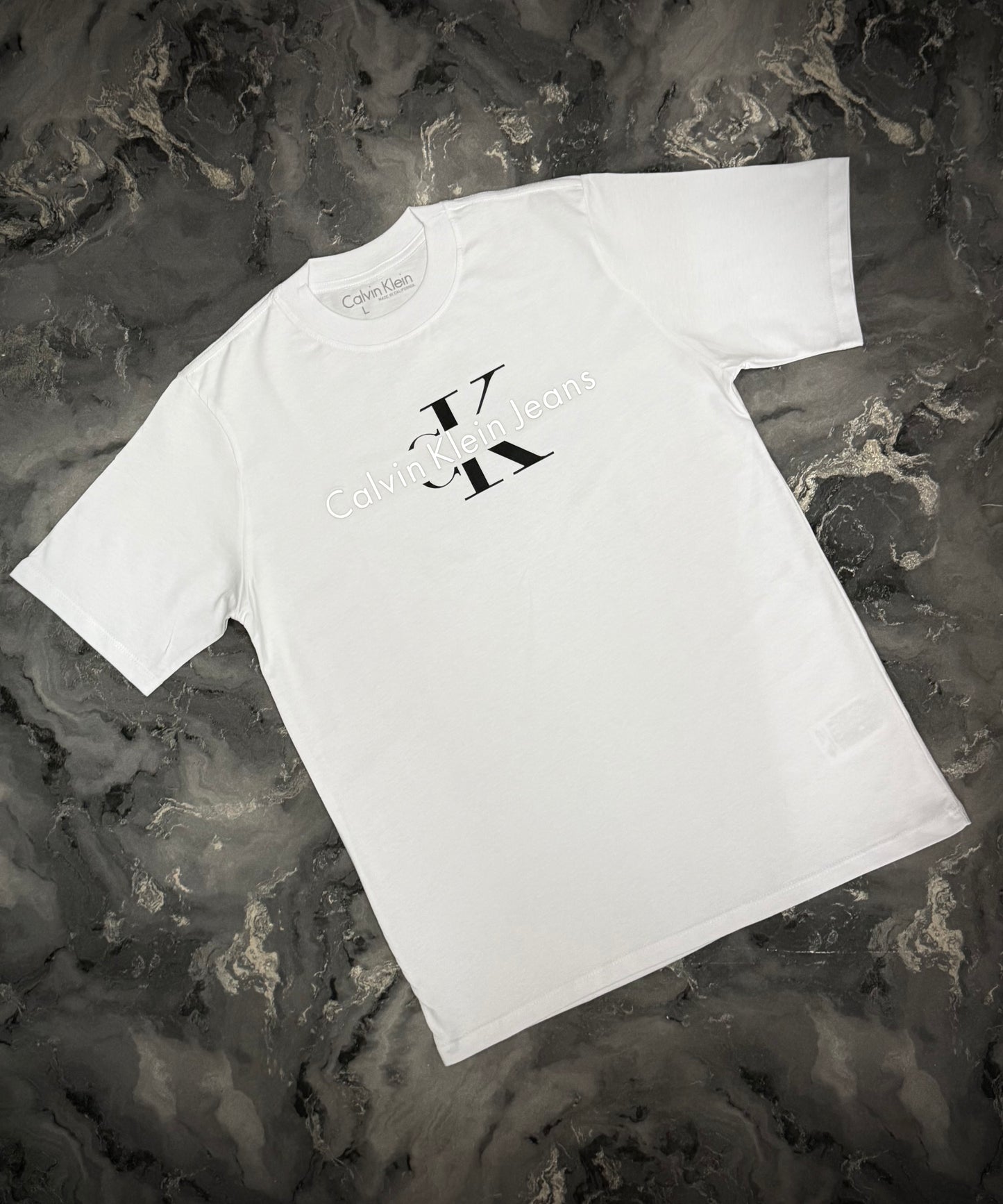 CAMISETA CALVIN KLEIN LETRA GRIS